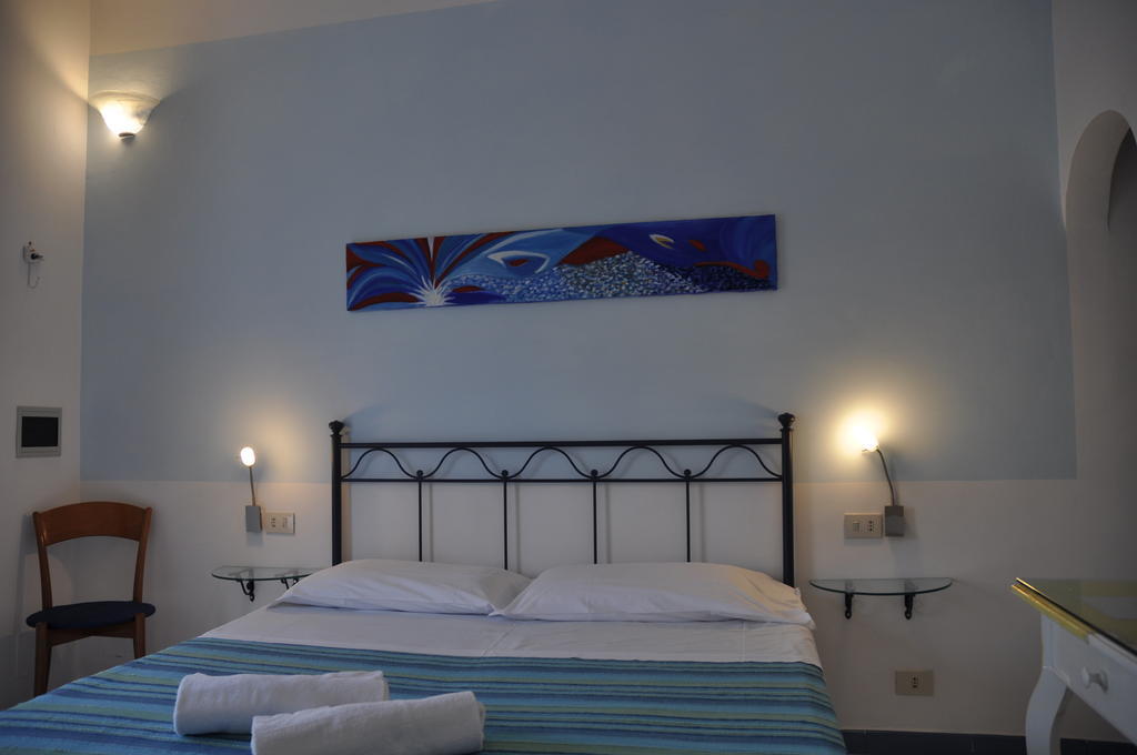 פונזה Il Mediterraneo - Adults Only חדר תמונה